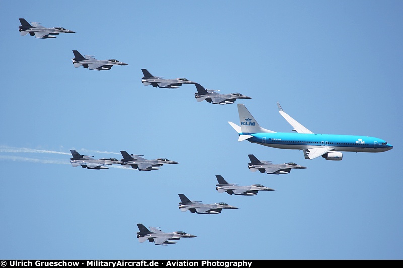 Boeing 737 and Fa-16 Fighting Falcon