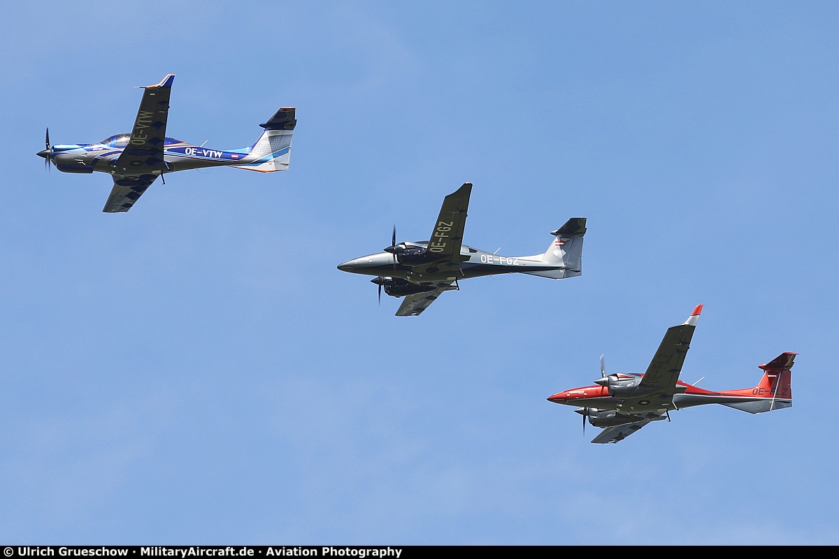Diamond aircraft in formation