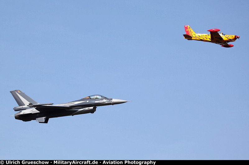 SIAI-Marchetti SF-260D and F-16AM Fighting Falcon