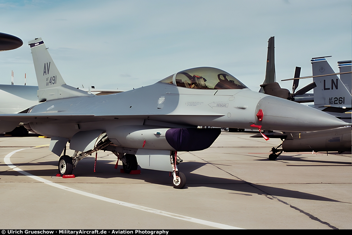 General Dynamics F-16CG Night Falcon