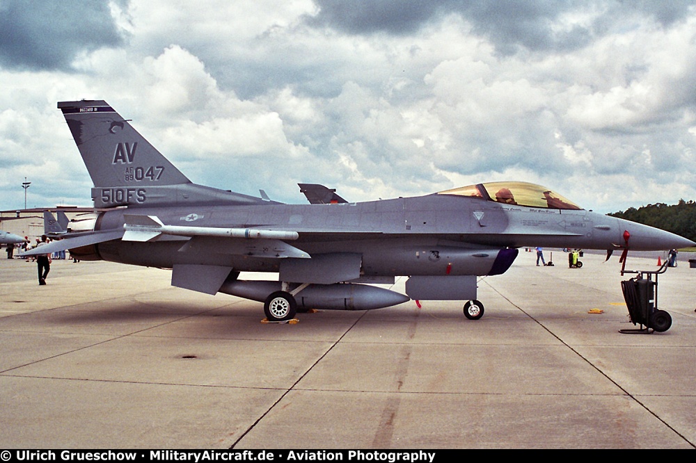 General Dynamics F-16CG Night Falcon
