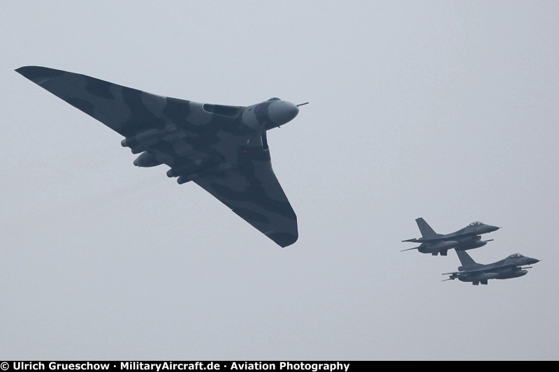 General Dynamics F-16AM Fighting Falcon and Avro Vulcan (XH558)