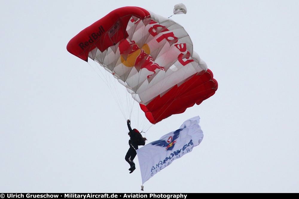 Parachute demo of HSV Red Bull Salzburg and Red Bull Skydive