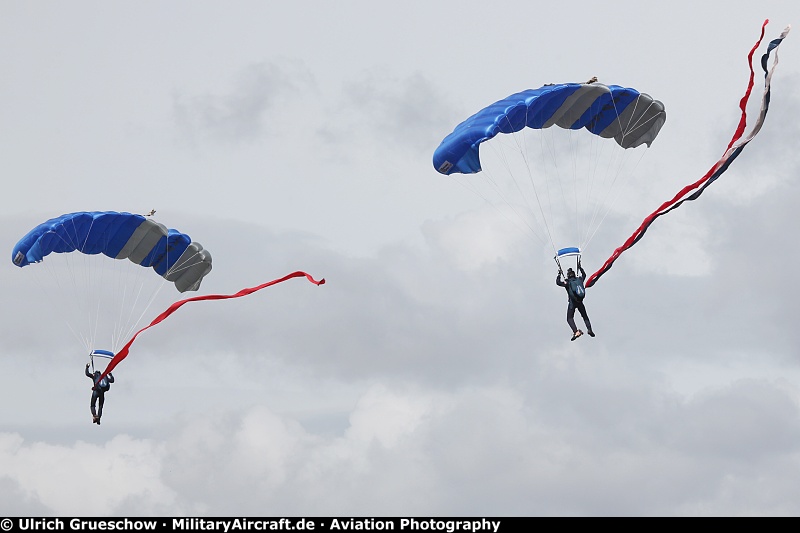 Photos: Parachute Demonstrations | MilitaryAircraft.de - Aviation ...
